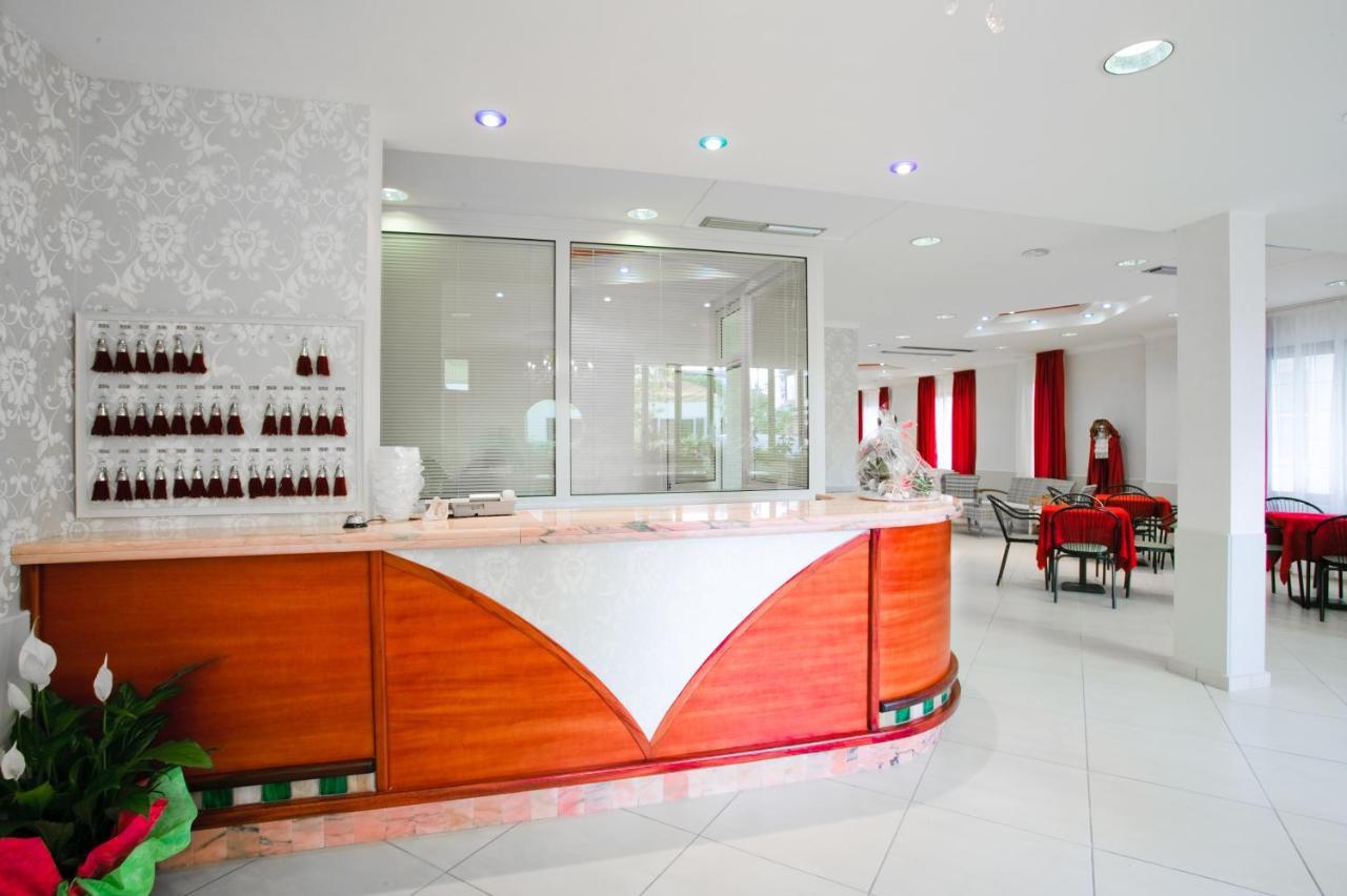 Hotel Le Lune Гаттео-а-Маре Экстерьер фото